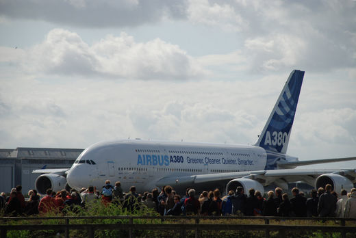 Airbus A380 rollt an