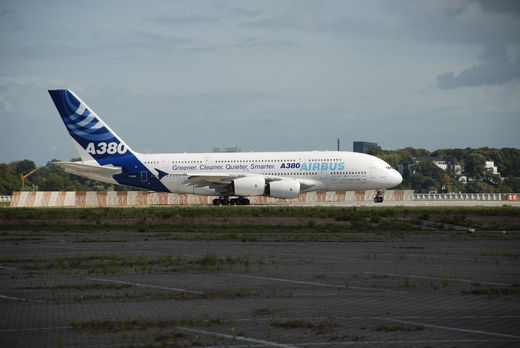 Airbus A380 auf der Startbahn in Finkenwerder