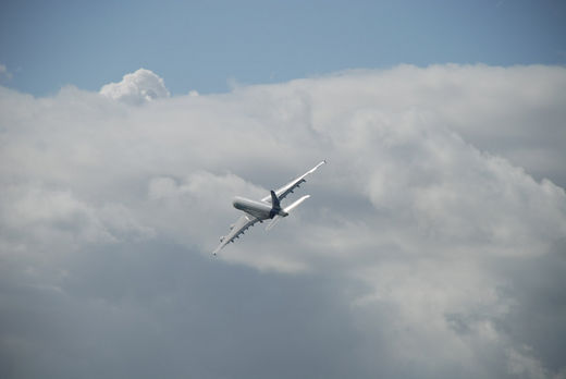 Airbus A380 auf dem Weg nach England