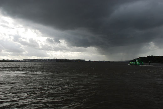 Schlechtwetter über der Elbe