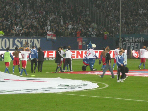 HSV Spieler auf dem Weg in die Kurve