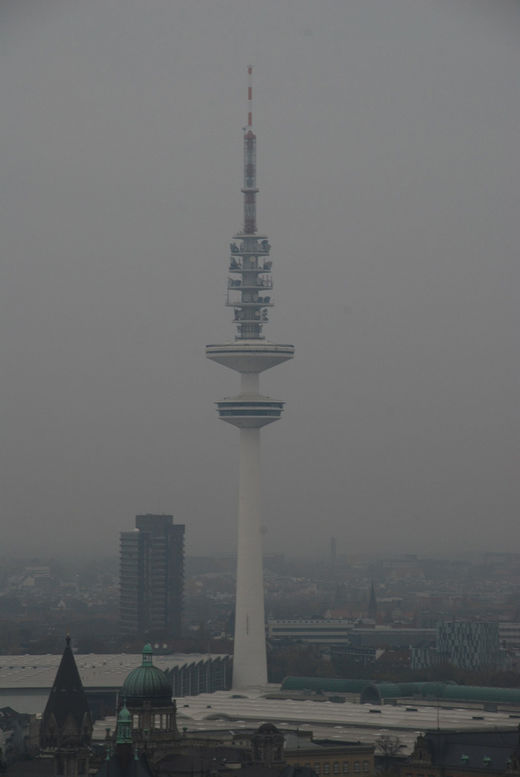 Fernsehturm im Dunst