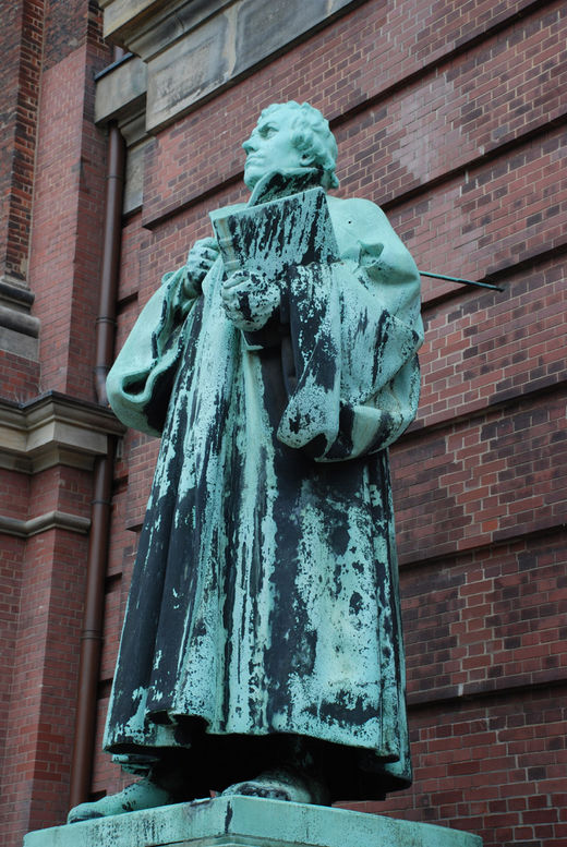 Martin Luther Statue vor dem Michel