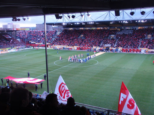 Einlauf HSV gegen Mainz