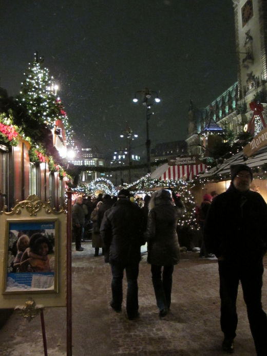 Auf dem Weihnachtsmarkt auf dem Rathausmarkt