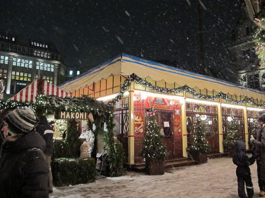 Restaurant auf dem Weihnachtsmarkt Rathausmarkt