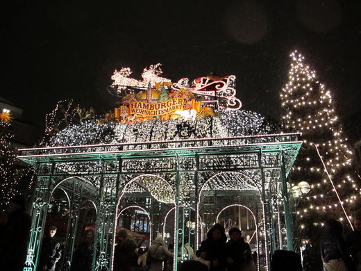 Schlittenfahrt vom Weihnachtsmann auf dem Weihnachtsmarkt Rathausmarkt Hamburg