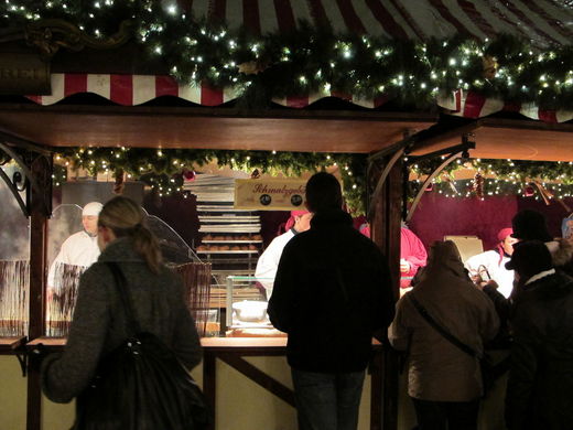 Schmalzgebaeck Weihachtsmarkt Rathausmarkt