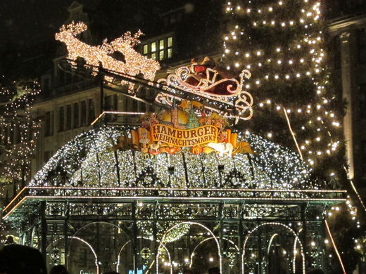 Weihnachtsmann im Schlitten auf dem Rathausmarkt