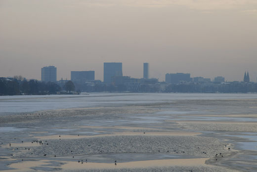 Eisdecke auf der Alster im Januar 2010