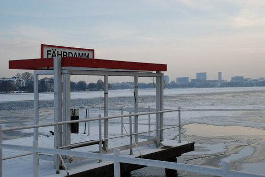 Eisige Alster am Fhrdamm