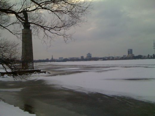 Zugefrorene Fahrrinne auf der Aussenalster