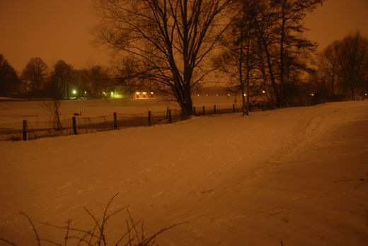 Verschneiter Abend an der Alster