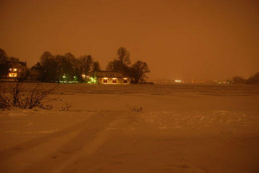 Zugefrorene Aussenalster bei Nacht