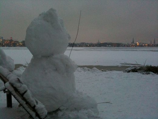 Schneemann an der Alster