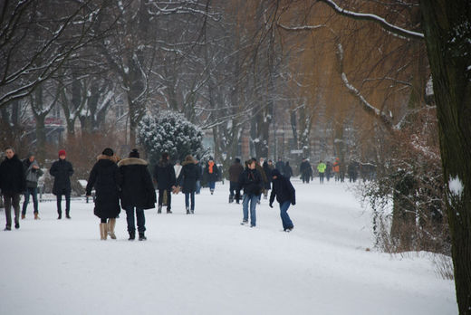 Spaziergnger an der verschneiten Alster