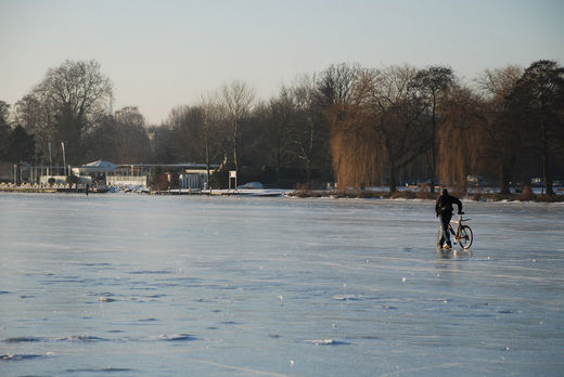 Falsches Wintersportgert auf der Alster