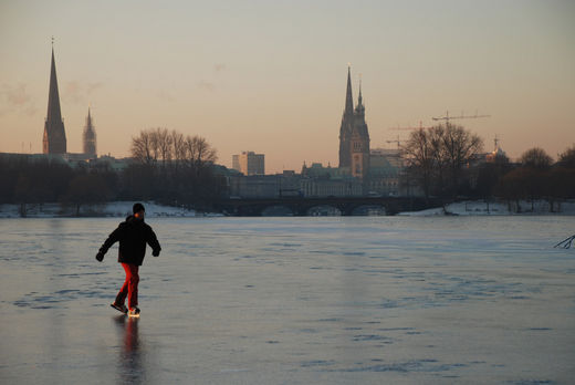 Eisläufer vor der Hamburger Innenstadt