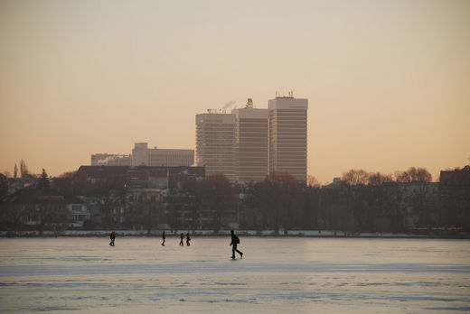 Mundsburg Hochuser hinter Alster