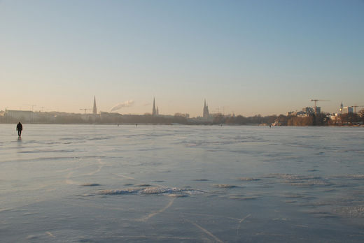 Hamburg Skyline im Alstereis