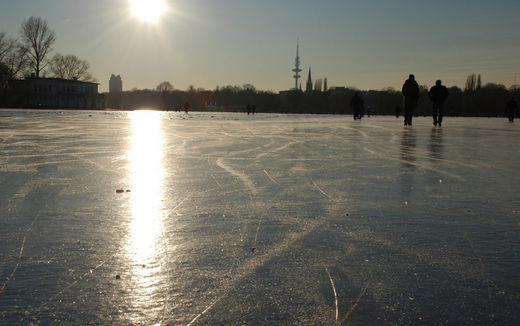 Sonne scheint auf Alstereis