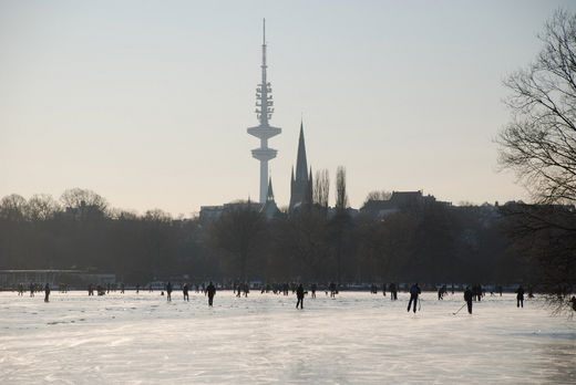 Fernsehturm hinter der Alster