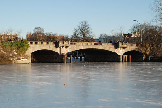 Langenzugbrcke im Eis