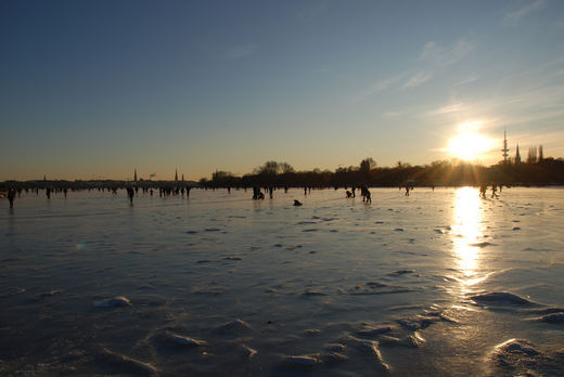 Sonnenuntergang an der gefrorenen Alster