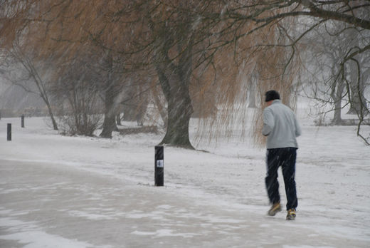 Jogger im verschneiten Alsterpark