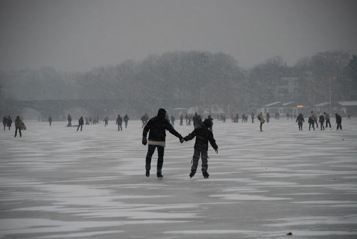 Vater und Sohn laufen ber die Alster