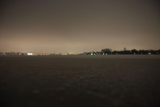 Zugefrorene Alster bei Nacht