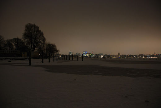 Zugefrorene Alster in der Nacht