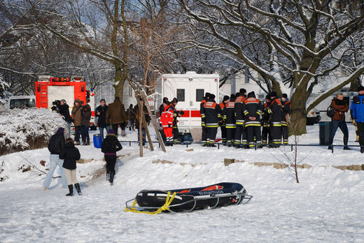 Feuerwehr wartet auf Einstze an der zugefrorenen Alster