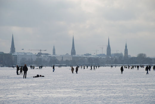 Spaziergänger auf verschneiter Alster