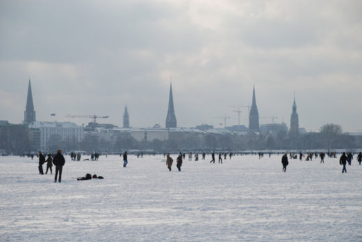 Spaziergnger auf verschneiter Alster