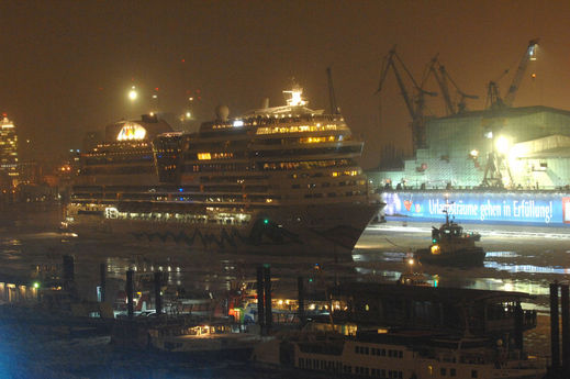 AIDAblu im Hamburger Hafen