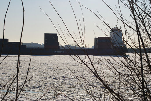 Containerfrachter im Elbeis