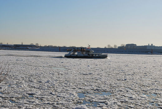 Elbfähre im Winter 2010