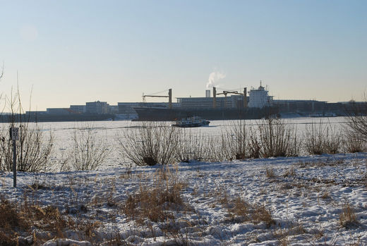 Frachter auf winterlicher Elbe