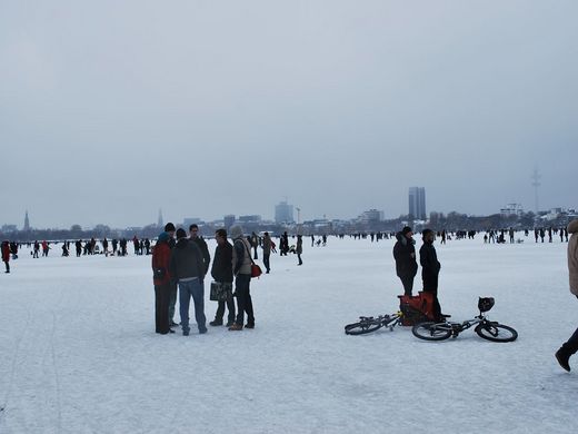 Fahrräder auf der Alster