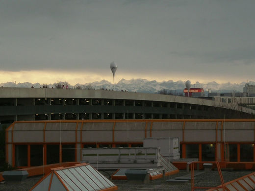 Parkhaus der Allianz Arena mit Blick in die Alpen