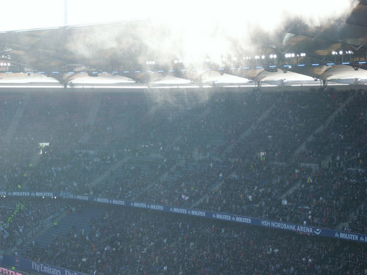 Schnee weht ins HSV Stadion