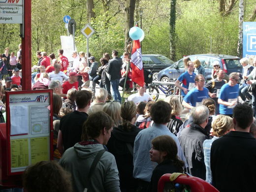 Marathon Hamburg 2010: Lufer am U-Bahnhof Ohlsdorf