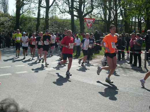 Marathon Hamburg 2010: Hauptfeld am U-Bahnhof Ohlsdorf