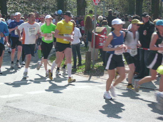 Marathon Hamburg 2010: Hauptfeld am U-Bahnhof Ohlsdorf