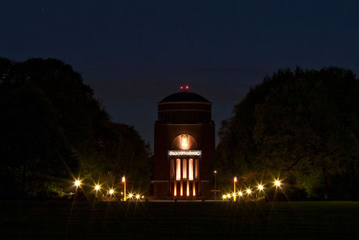 Das Planetarium Hamburg bei Nacht