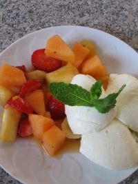 Buttermilch-Mousse trifft Obstsalat