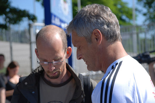 HSV Trainer Armin Veh gibt Autogramme