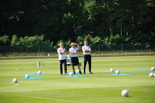 Michael Oenning und Armin Veh beim HSV Training
