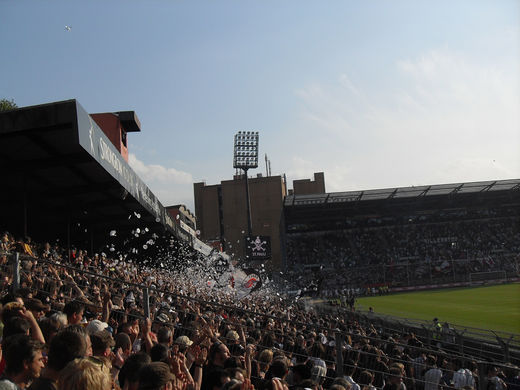 Fans in der gegengerade am Millerntor